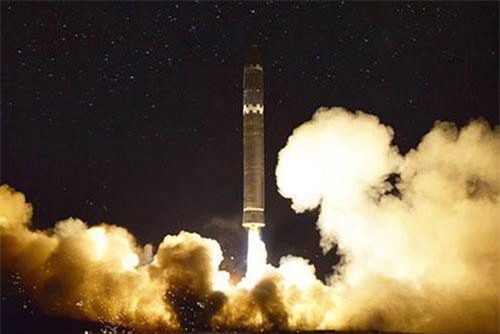 M&#x1EF9; b&#x1EA5;t ng&#x1EDD; th&#x1EEB;a nh&#x1EAD;n s&#x1EE9;c m&#x1EA1;nh t&#xEA;n l&#x1EED;a Hwasong-15 c&#x1EE7;a Tri&#x1EC1;u Ti&#xEA;n