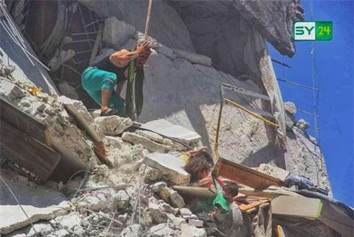 Bé gái Syria 5 tuổi cứu em từ ngôi nhà trúng tên lửa gây “ám ảnh”