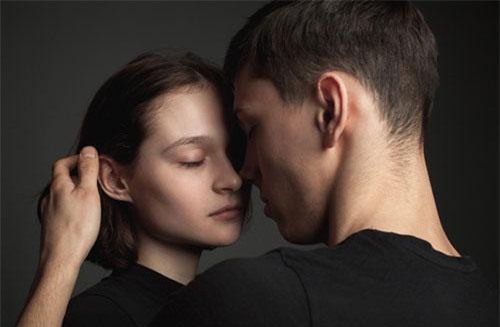 Biết nguyên nhân chồng trở nên già xọm, tóc rụng trơ trụi chỉ sau một tháng, tôi cay đắng chấp nhận sự thật phũ phàng