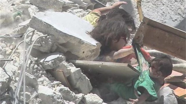 Ảnh bé gái Syria 5 tuổi cứu em từ ngôi nhà trúng tên lửa gây “ám ảnh” - 2