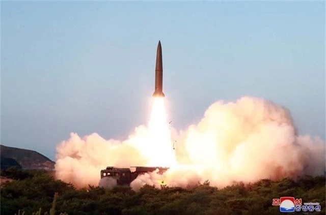Ông Kim Jong-un tươi cười khi thị sát phóng tên lửa - 1