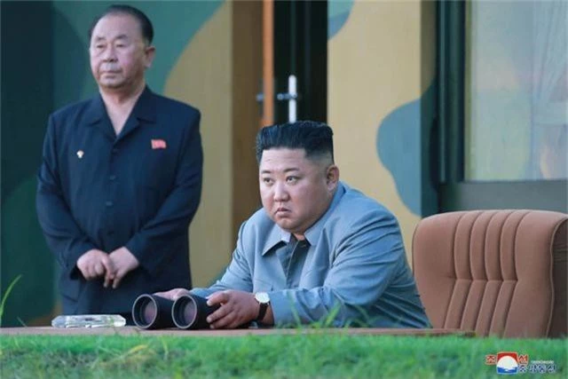Ông Kim Jong-un tươi cười khi thị sát phóng tên lửa - 4