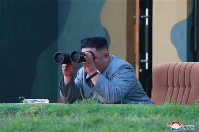 Ông Kim Jong-un tươi cười khi thị sát phóng tên lửa - 5
