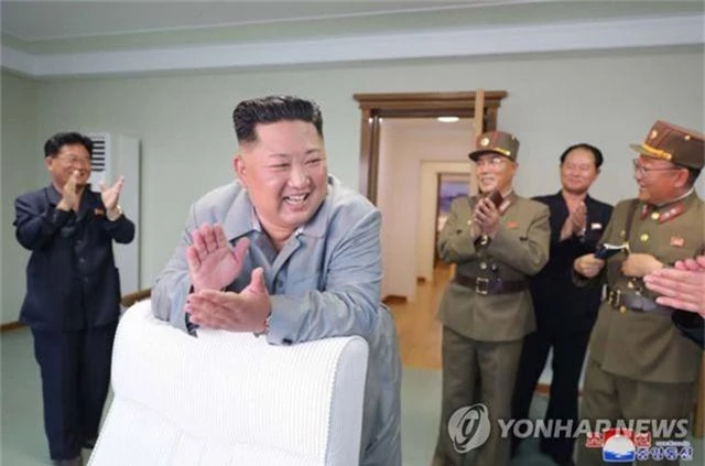 Ông Kim Jong-un tươi cười khi thị sát phóng tên lửa - 6
