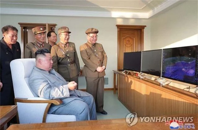 Ông Kim Jong-un tươi cười khi thị sát phóng tên lửa - 7