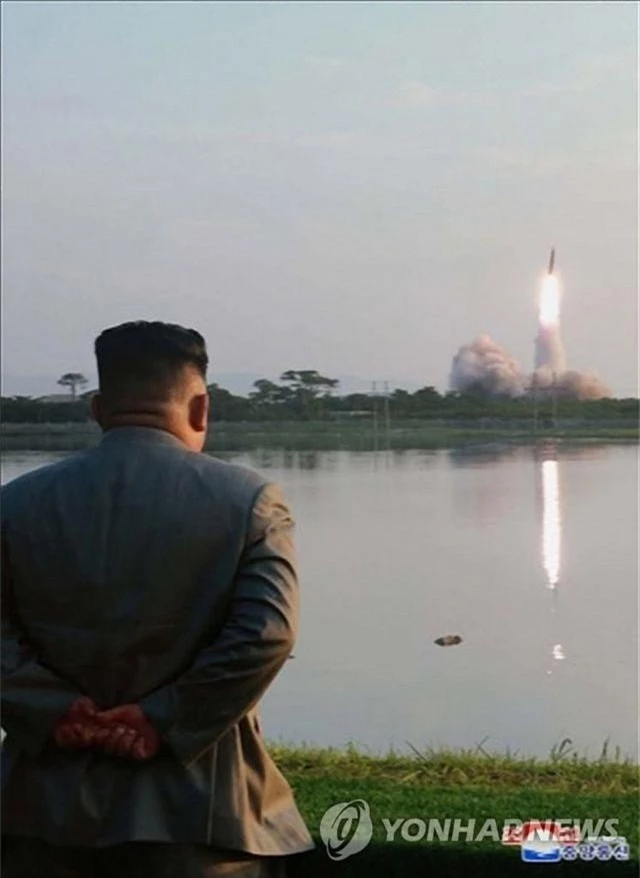 Ông Kim Jong-un tươi cười khi thị sát phóng tên lửa - 8