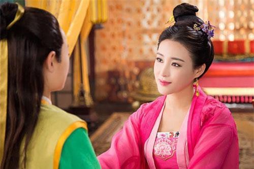 Kết bi thảm của hoàng hậu gian díu với anh rể, bức tử chị gái