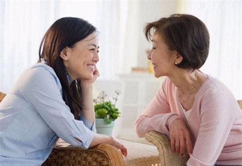 Vô tình nhìn qua khe cửa, tôi giật mình khi thấy hình thù rắn rết đầy trên người cô con dâu vừa cưới vào cửa, đến khi làm rõ thực hư, cả tôi và con trai đều đồng lòng giữ chặt cô gái ấy