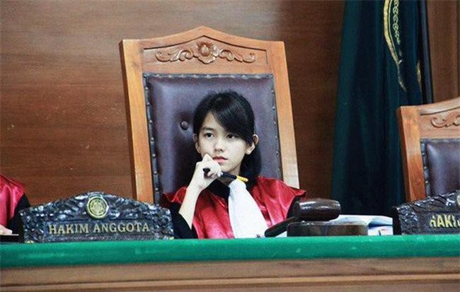 22 tuổi đã ngồi ghế thẩm phán, cô gái khiến dân mạng choáng váng vì mặt đẹp tựa nữ thần, khí chất đỉnh cao