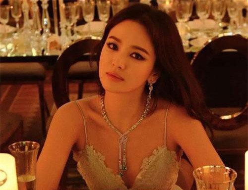 Song Hye Kyo lại khiến fan ngất ngây với loạt ảnh lả lơi, gợi cảm