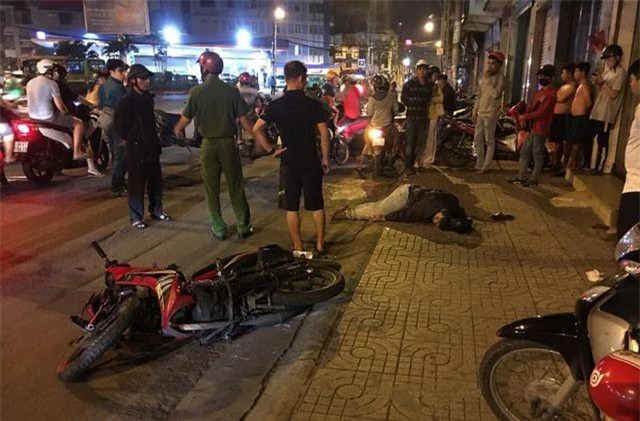 Bắt nhanh 2 đối tượng đâm người, cướp tài sản giữa Sài Gòn