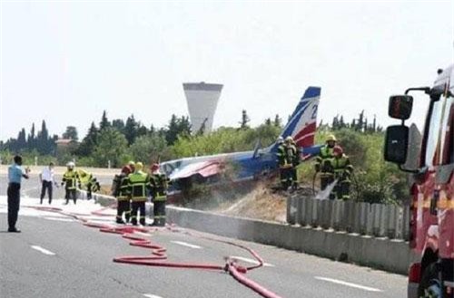 Hạ cánh bất thành, máy bay không quân Pháp lao xuống đường cao tốc