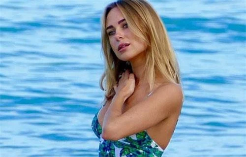 Kimberley Garner đẹp quyến rũ trên bãi biển St. Tropez ngày 25/7 vừa qua