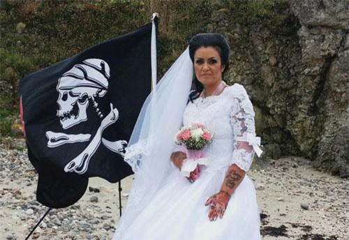 Người phụ nữ kết hôn với "hồn ma cướp biển 300 tuổi" rồi li dị vì cảm thấy bị lợi dụng