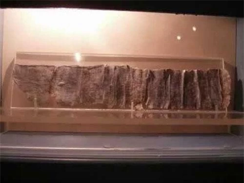Bảng lời nguyền Pella là một trong những bí ẩn lớn nổi tiếng lịch sử. Người ta tìm thấy bảng lời nguyền chết chóc ở Pella, kinh đô của Vương quốc Macedonia cổ xưa (ở phía bắc của Hy Lạp) năm 1986.