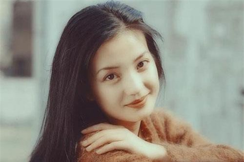 Triệu Vy: Từ đẹp thuần khiết đến mặt chảy xệ, xấu khó tưởng