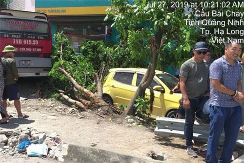 Quảng Ninh: Xe khách nổ lốp "quét" hàng loạt phương tiện, 2 người tử vong, 3 người trọng thương