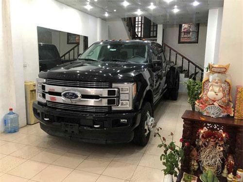 Ngắm xe bán tải khổng lồ Ford F-350 Super Duty Limited của đại gia Hà Nội