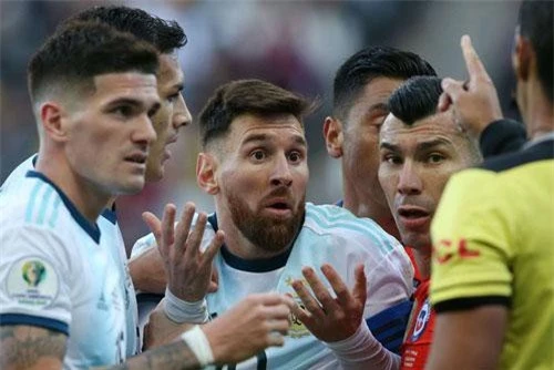 Messi (giữa).