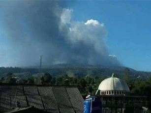 Núi lửa ở thành phố lớn thứ ba Indonesia thức giấc