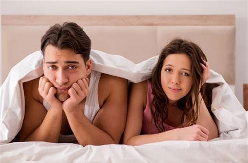 Đêm tân hôn, đang gay cấn thì vợ bỗng thở gấp rồi ngất xỉu làm cả nhà tôi hoang mang