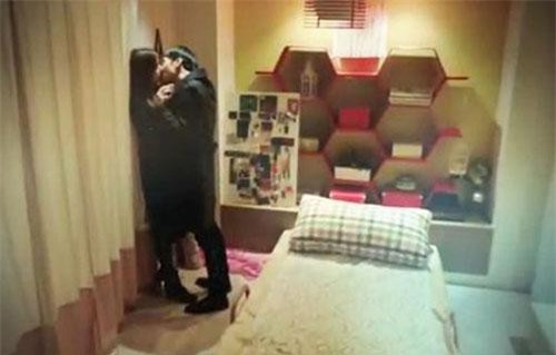 Ch&#x1EBF;t l&#x1EB7;ng khi b&#x1EAF;t qu&#x1EA3; tang ch&#x1ED3;ng h&#xF4;n em g&#xE1;i v&#x1EE3; trong ph&#xF2;ng ng&#x1EE7;