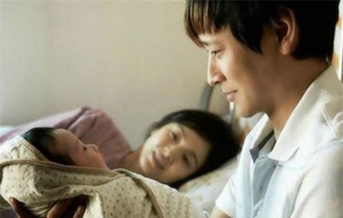 Chồng hí hửng đón vợ về phòng hậu sinh, đang kích động ôm con đỏ hỏn mới ra đời, đột nhiên vợ rỉ tai thông báo một tin động trời