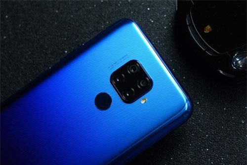 Huawei ra mắt smartphone 4 camera sau, pin 4.000 mAh, RAM 8 GB, giá ‘mềm’