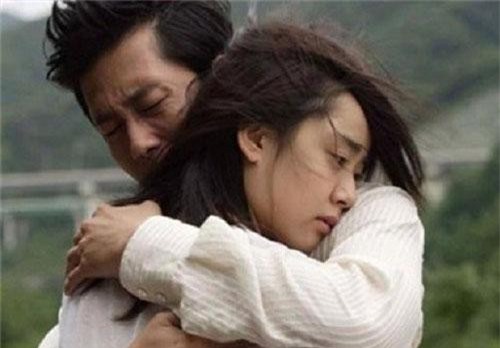 Tôi đau điếng vì bị mẹ chồng vạch trần quá khứ đen tối đúng đêm tân hôn, lĩnh cú tát trời giáng từ chồng rồi lao ra khỏi nhà