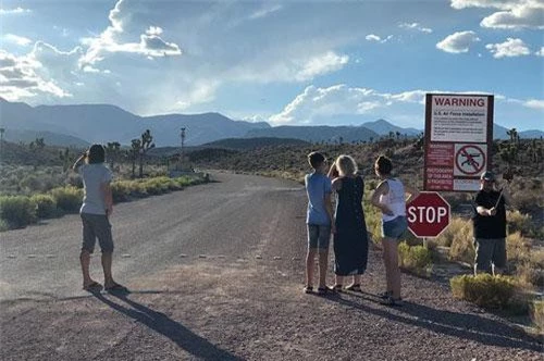 Area 51, địa điểm được cho là nơi giấu người ngoài hành tinh của Chính phủ Mỹ. Area 51, địa điểm được cho là nơi giấu người ngoài hành tinh của Chính phủ Mỹ.