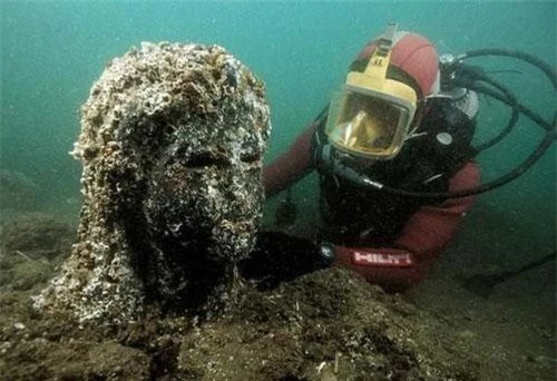 Thành phố Heracleion hay còn gọi Thonis-Heracleion được người đời nhớ đến là "vương quốc đã mất" của Nữ hoàng Ai Cập Cleopatra. Nguyên do là vì Heracleion chính là nơi Cleopatra được phong làm Nữ hoàng.