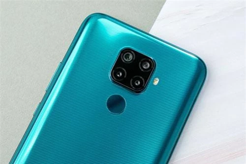 Huawei Nova 5i Pro được trang bị 4 camera sau. Cảm biến chính 48 MP, khẩu độ f/1.8. Cảm biến góc rộng 8 MP, ống kính macro 2 MP, f/2.4 và cảm biến thứ tư 2 MP, f/2.4 giúp tăng độ sâu trường ảnh. Bốn camera này được trang bị đèn flash LED, quay video 4K. 