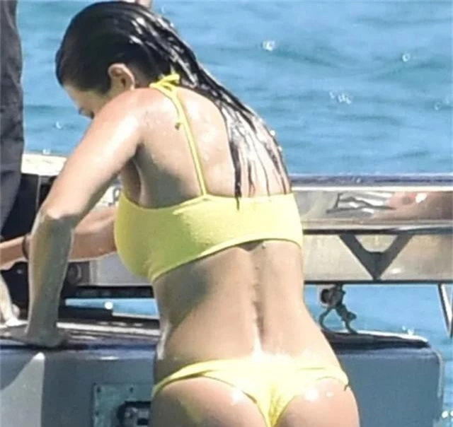 Kourtney Kardashian diện bikini bốc lửa trong kỳ nghỉ hè - 3
