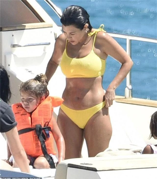 Kourtney Kardashian diện bikini bốc lửa trong kỳ nghỉ hè - 4