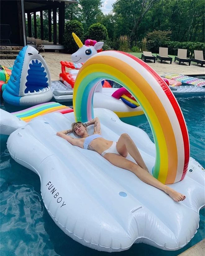 Miley Cyrus diện bikini khoe body 0% mỡ thừa nhưng vẫn cực nóng bỏng, đôi chân dài miên man quá hút mắt người nhìn - Ảnh 2.