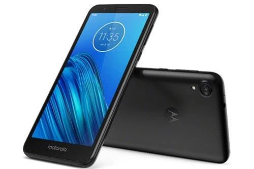 Motorola Moto E6 sử dụng vỏ nhựa với nắp lưng có thể tháo rời để thay pin, SIM, thẻ nhớ. Máy có kích thước 149,7x72,3x8,57 mm, trọng lượng 159 g. Nhờ vỏ ngoài được phủ lớp nano nên Moto E6 có khả năng miễn nhiễm khi vô tình làm đổ nước vào hoặc đi trời mưa.