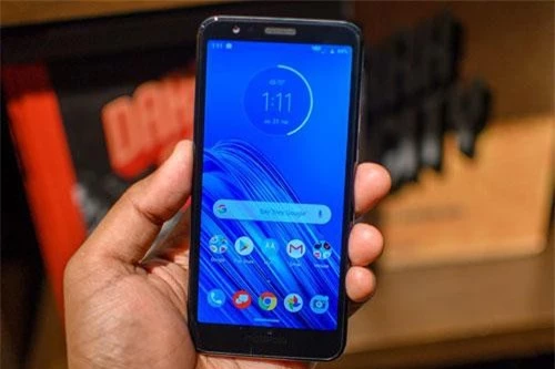 Moto E6 dùng tấm nền màn hình IPS kích thước 5,5 inch, độ phân giải HD Plus (1.440x720 pixel), mật độ điểm ảnh 295 ppi. 