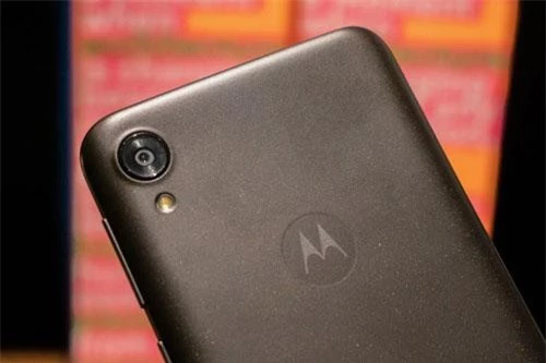 Camera sau của Motorola Moto E6 có độ phân giải 13 MP, khẩu độ f/2.0, trang bị đèn flash LED, hỗ trợ lấy nét theo pha, quay video Full HD. 