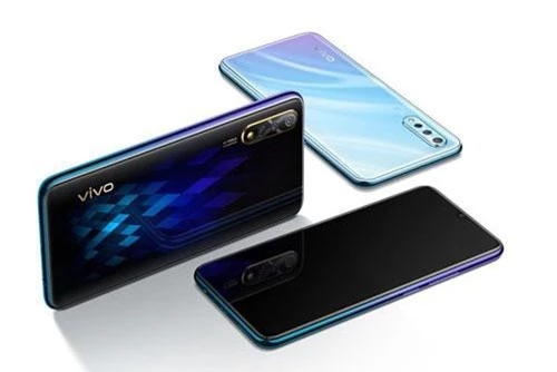 Vivo S1 có 2 màu đen thạch anh và xanh ngọc trai. Giá bán của máy là 6,99 triệu đồng. Tuy nhiên, khi đặt trước từ nay đến hết ngày 31/7, khách hàng sẽ được giảm giá xuống còn 6,39 triệu đồng. 