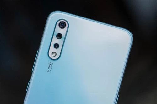 Vivo S1 được trang bị 3 camera sau. Trong đó, cảm biến chính 16 MP, khẩu độ f/1.8, ống kính góc rộng 8 MP, f/2.2 và cảm biến còn lại 2 MP, f/2.4 giúp tăng độ sâu trường ảnh. Bộ ba này được trang bị đèn flash LED, quay video Full HD. 