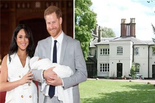 Meghan Markle cấm hàng xóm tiếp xúc với con trai và chó cưng của cô cùng một loạt những quy tắc kỳ quặc, đến Nữ hoàng Anh cũng phải chào thua