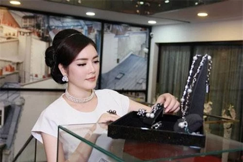 Là mỹ nhân giàu nhất nhì showbiz Việt, Lý Nhã Kỳ được biết đến với nhiều vai trò như diễn viên, bà chủ cửa hàng kim cương đẳng cấp hay doanh nhân thành đạt...