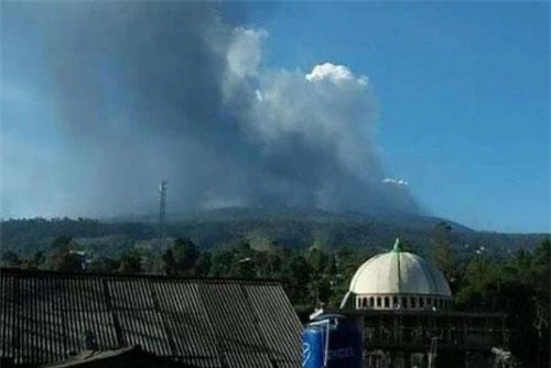 Núi lửa Tangkuban Perahu ở gần Bandung, Indonesia phun tro bụi ngày 26/7/2019. Ảnh: Channel News Asia