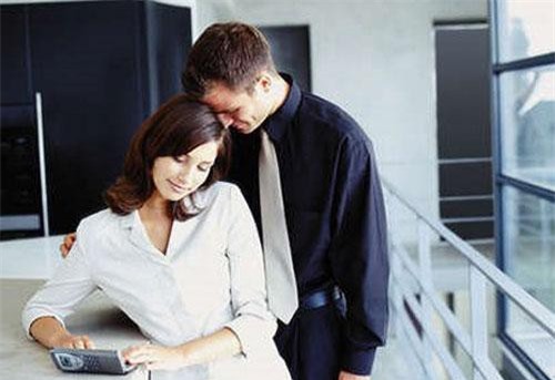 Đưa con đi cấp cứu, nhìn thấy chồng đang rạng rỡ bên cô gái trẻ