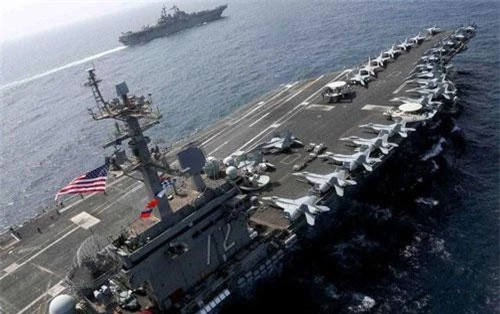 Tàu sân bay USS Abraham Lincoln tập trận cùng tàu tấn công đổ bộ USS Kearsarge trên biển Ả rập gần Iran vào ngày 17/5. (Ảnh: Reuters)