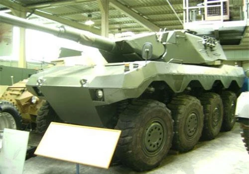 Mang tên Radpanzer 90, phương tiện chiến đấu bánh lốp hay còn có thể coi là pháo tự hành chống tăng này do Tây Đức nghiên cứu thiết kế và sản xuất thử nghiêm vào giai đoạn đầu thập niên 80 của thế kỷ trước. Nguồn ảnh: TDYQ.