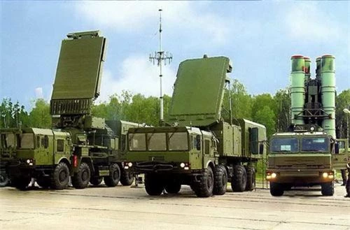 Radar cảnh giới, radar điều khiển hỏa lực và xe mang phóng tự hành của tổ hợp tên lửa phòng không tầm xa S-400 Triumf. Ảnh: TASS.