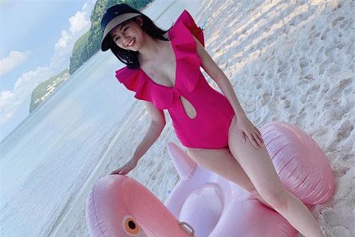 Vừa sinh nở xong, Á hậu Thanh Tú đã hồi dáng "thần tốc", diện bikini khoe body không khác gì thời con gái
