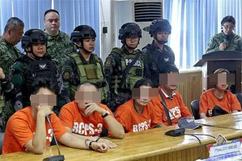 5 người Việt bị tạm giữ (Ảnh: Inquirer)