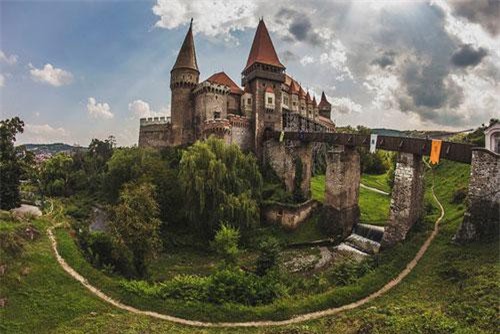 Sự thật kinh dị lâu đài "quỷ ám" giam giữ bá tước Dracula